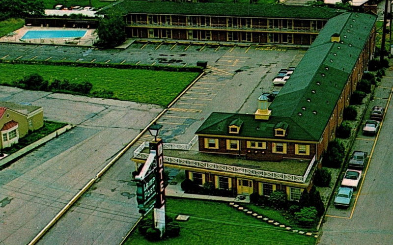 Lamp Post Motel (University Inn) - Postcard